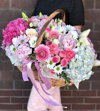 Композиция солнечный день в Попово Цветочная композиция из Розы, Хризантемы, Пионы и Лизиантусы в корзине в Попово